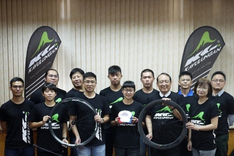 臺灣碳纖維自行車輪組新創品牌 KAVULUNGAN 與屏東科技大學簽訂產學合作協議，成為該校鐵人三項代表隊贊助商。未來將提供品牌旗下碳纖維輪組及自行車相關產品，作為選手賽事、訓練使用。