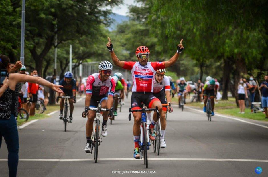 拉丁美洲職業車隊 Puertas De Cuyo Twitter : DARIO Diaz 拿下 Criterium Apertura 自行車賽冠軍