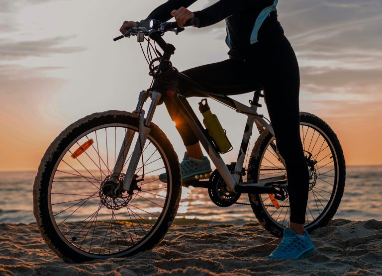 《在黑暗的公路上騎自行車的 4 個技巧：如何在夜間安全地騎行》